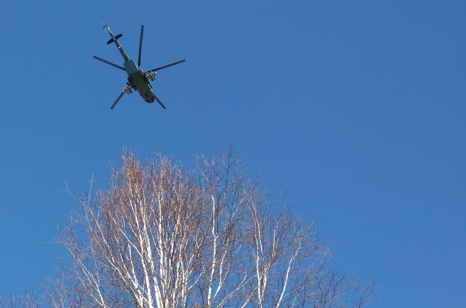 «Жена испугалась немного». Утром арамильцы сняли вертолет, летящий на репетицию Парада Победы в Екатеринбург со стороны Каменска-Уральского