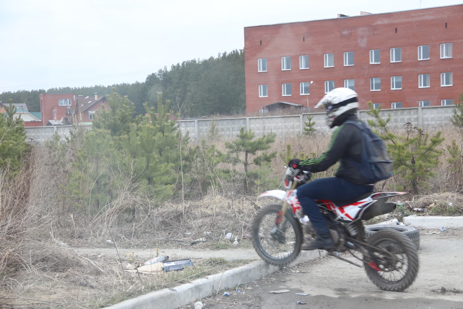 «Они просто безбашенные! Выскочили из ниоткуда» По Арамилю гоняет группа байкеров — нарушают ПДД, номеров на мотоциклах нет