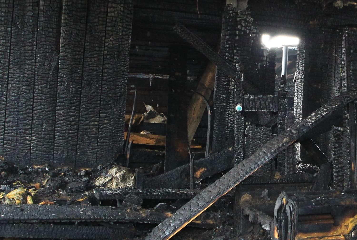 Жуткий пожар бушевал на ста квадратах на улице Свердлова в Арамиле — ранним утром здесь сгорели постройки и частный жилой дом