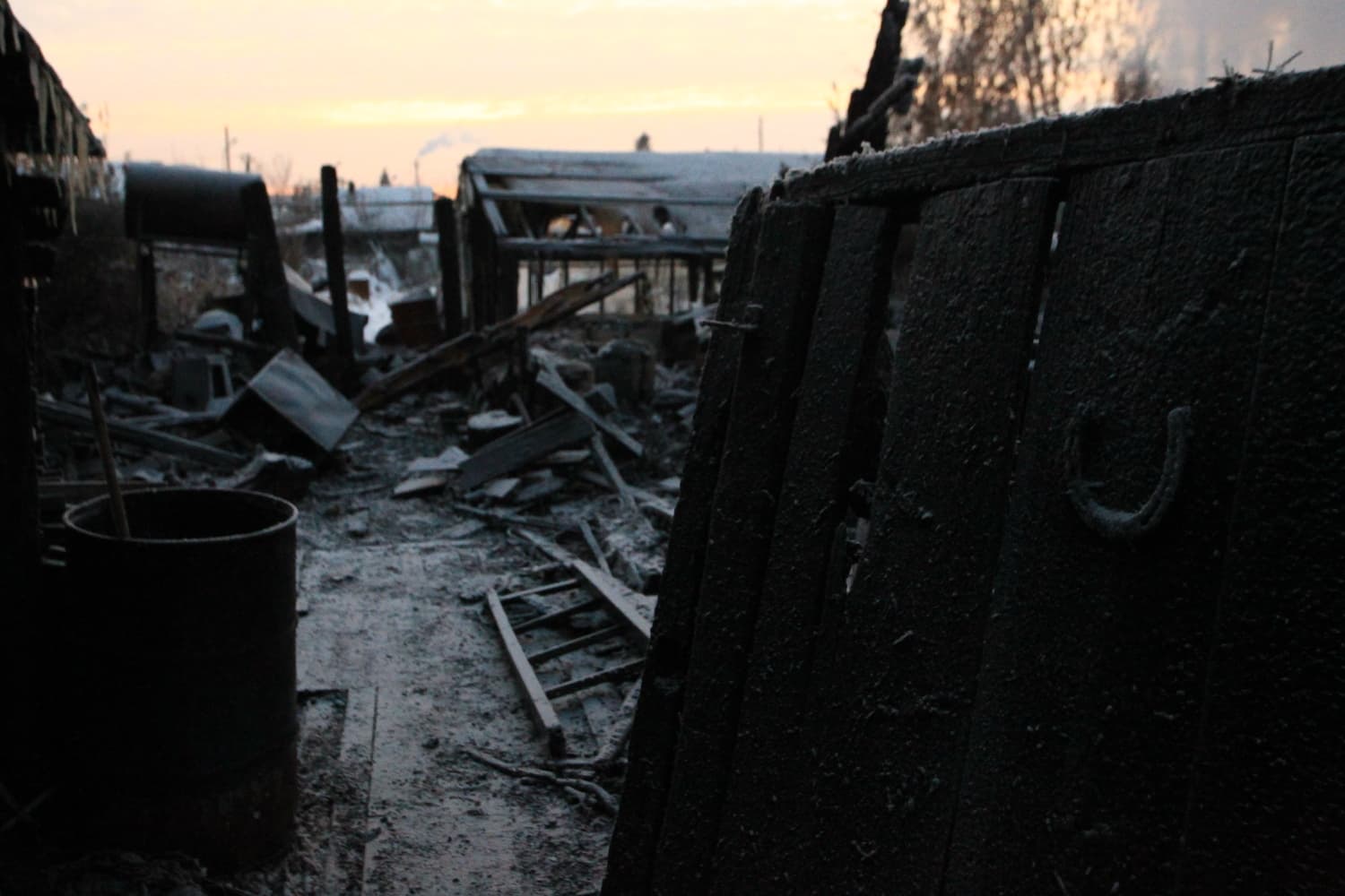 Попарились, называется. Утром на въезде в Арамиль со стороны екатеринбургского аэропорта «Кольцово» полыхала баня на ул. Пролетарской