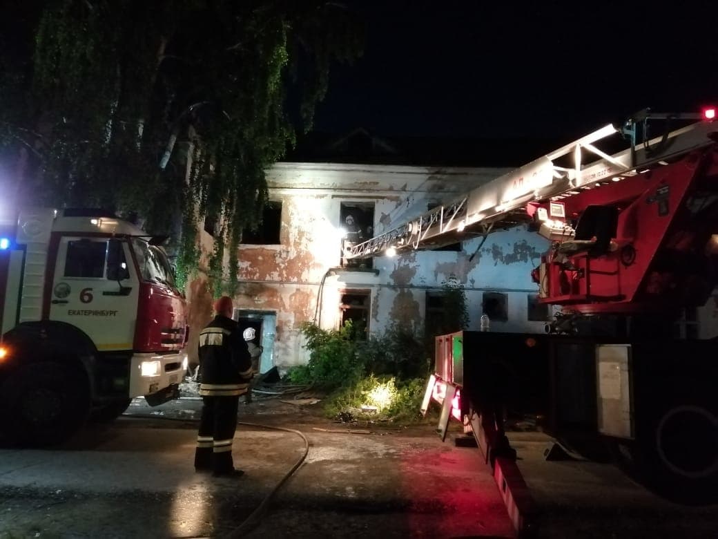 В Арамиле поздним вечером вспыхнуло здание на левобережье — горели межэтажные перекрытия, кровля. 18 огнеборцев тушили почти четыре часа!