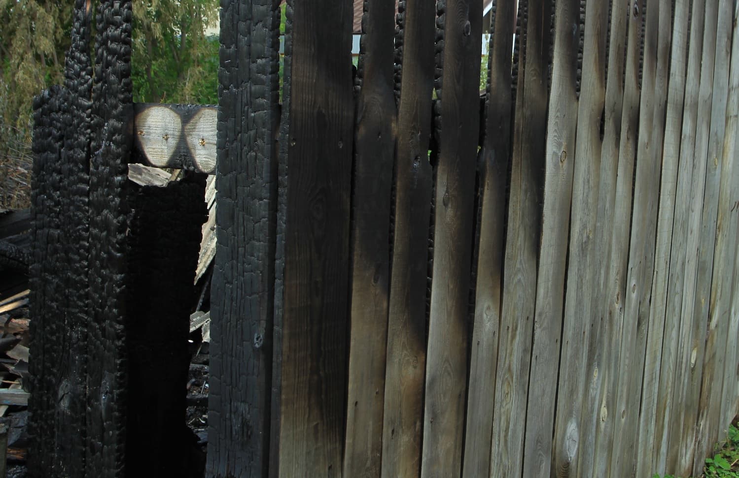 Частный жилой дом полыхал в Арамиле на ул. Горького в День России — на 30 «квадратах» было повреждено хозяйское имущество