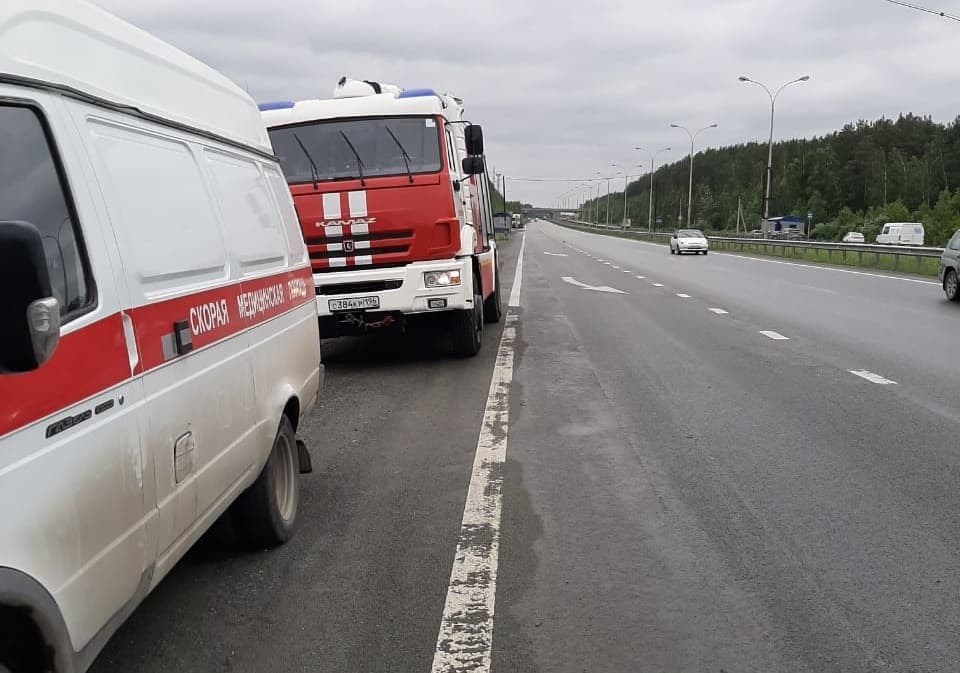 Две солидные иномарки жестко столкнулись на Челябинском тракте недалеко от своротки на Арамиль — в ДТП есть пострадавшие