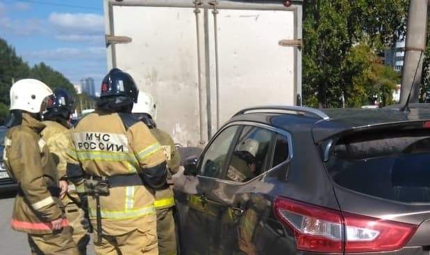 На улице Пролетарской в Арамиле расхлестались «BMW», «SsangYong» и «Škoda» - в ДТП в час-пик пострадал человек