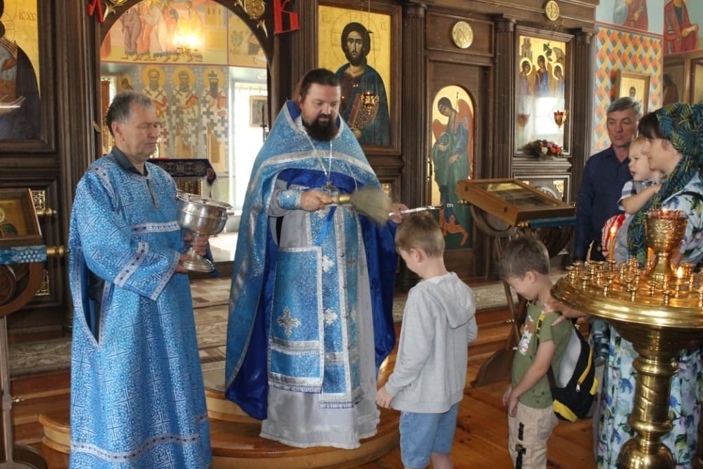 Юных арамильцев напутствовали перед началом учебы — в храме прошел молебен с благословением школьников на получение новых знаний