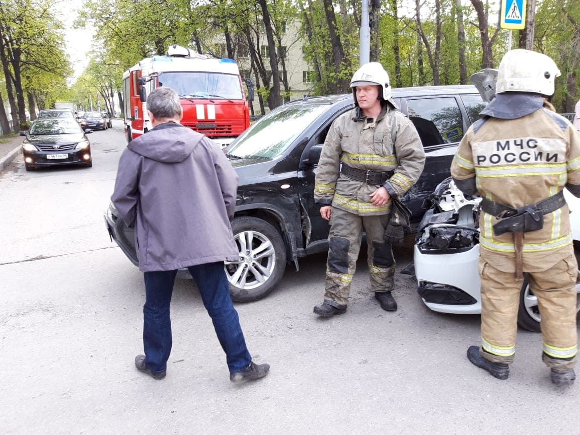 В столкновении двух легковушек на трассе «Арамиль — Андреевка» пострадал человек. На место прибыл пожарно-спасательный наряд...
