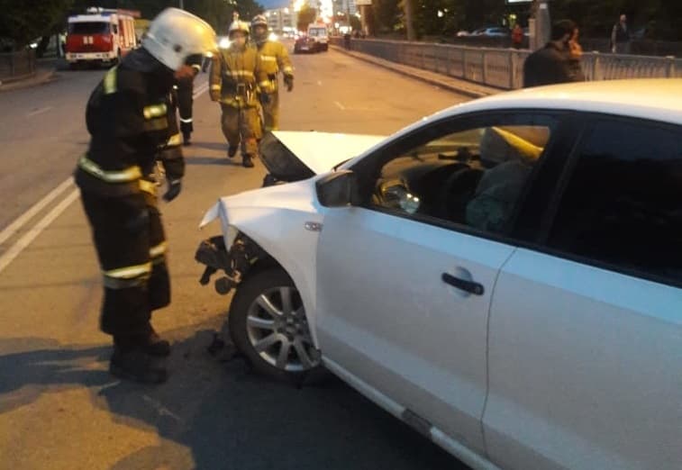 Спасатели приехали к месту ДТП на арамильской ул. Пролетарской — здесь в столкновении легкового автомобиля и мотоцикла пострадал человек