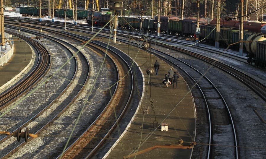 Он увидел ее из-за поворота: на перегоне «Арамиль — Кольцово» электричка из Каменска-Уральского сбила женщину — у нее переломы и раны...