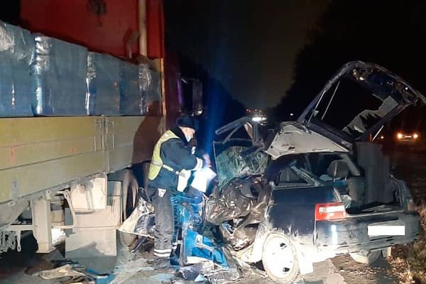 В нелепой аварии на автодороге «Екатеринбург — Арамиль» погиб водитель ВАЗа. «Рулевой» большегруза признался, что не заметил легковушку