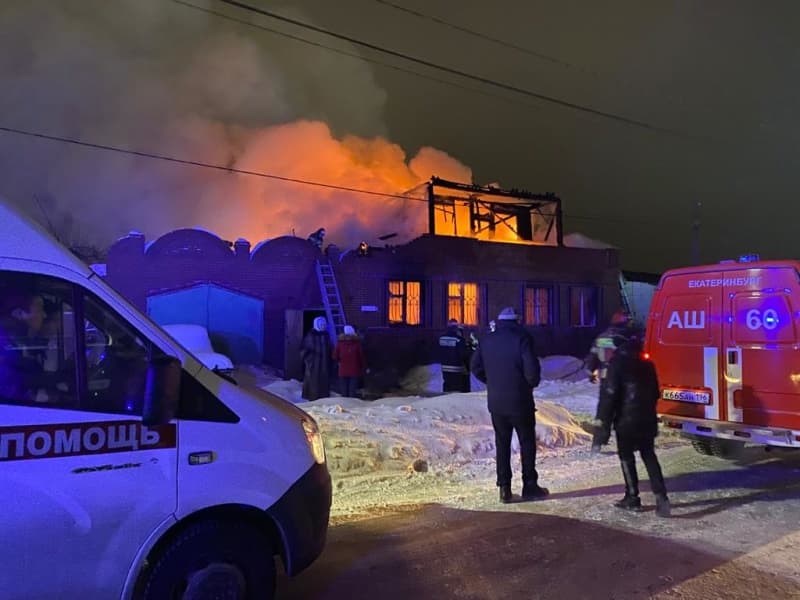 В Арамиле сгорел частный жилой дом и три легковушки. Газовые баллоны успели вынести