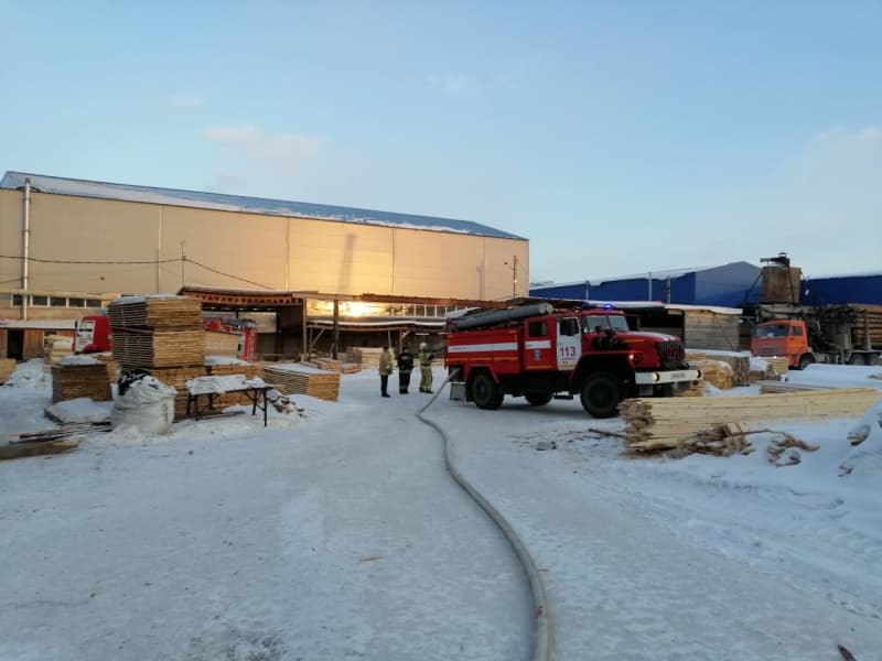 В Арамиле загорелась крыша склада