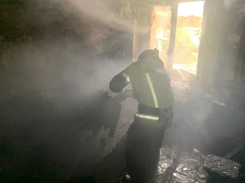 Накануне в Арамиле из горящего дома спасатели эвакуировали трех человек, в том числе ребенка