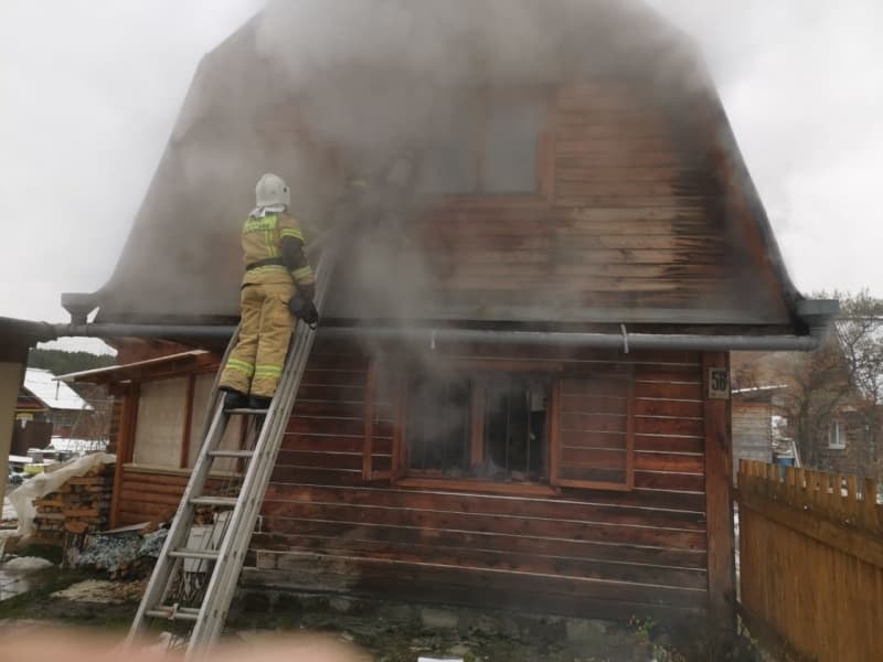 Накануне в Арамиле сгорел садовый дом