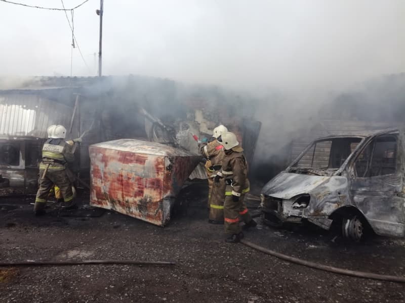 Утром в Арамиле с гараже загорелся мусор