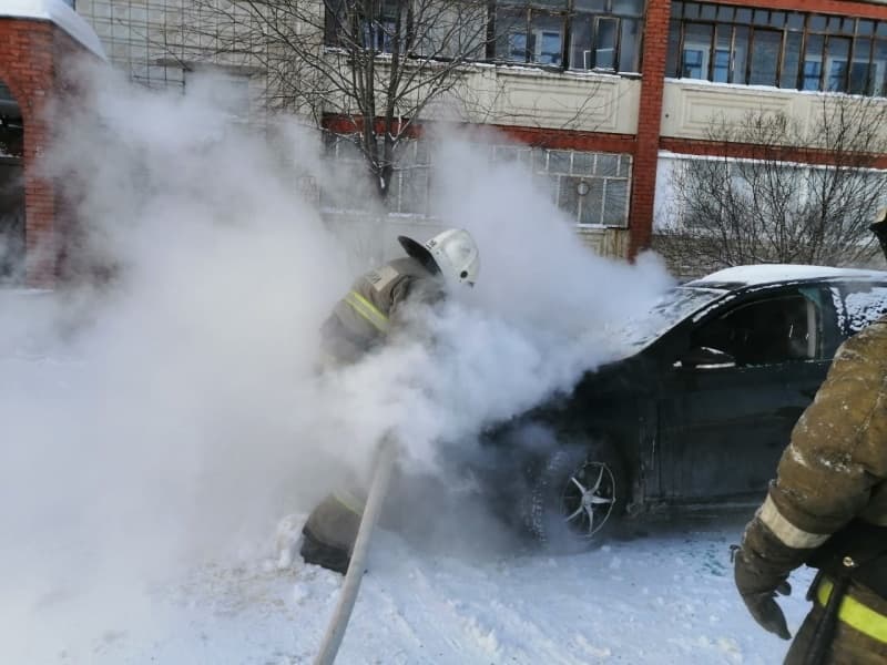 Субботним вечером в Арамиле сгорела легковушка