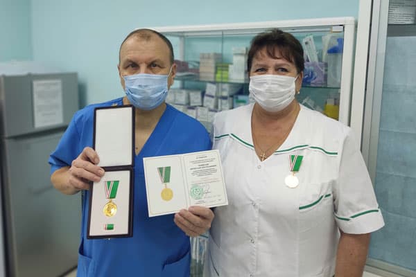 Медики Сысертской больницы получили награды Русской Православной Церкви