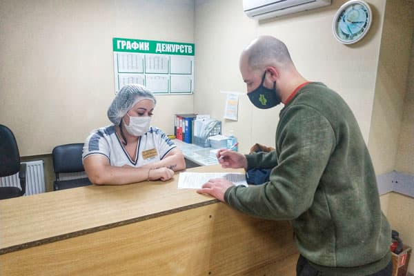 В каникулы в больницу Сысерти «скорые» доставили 94 неотложных пациента, почти триста человек обратились к медикам сами