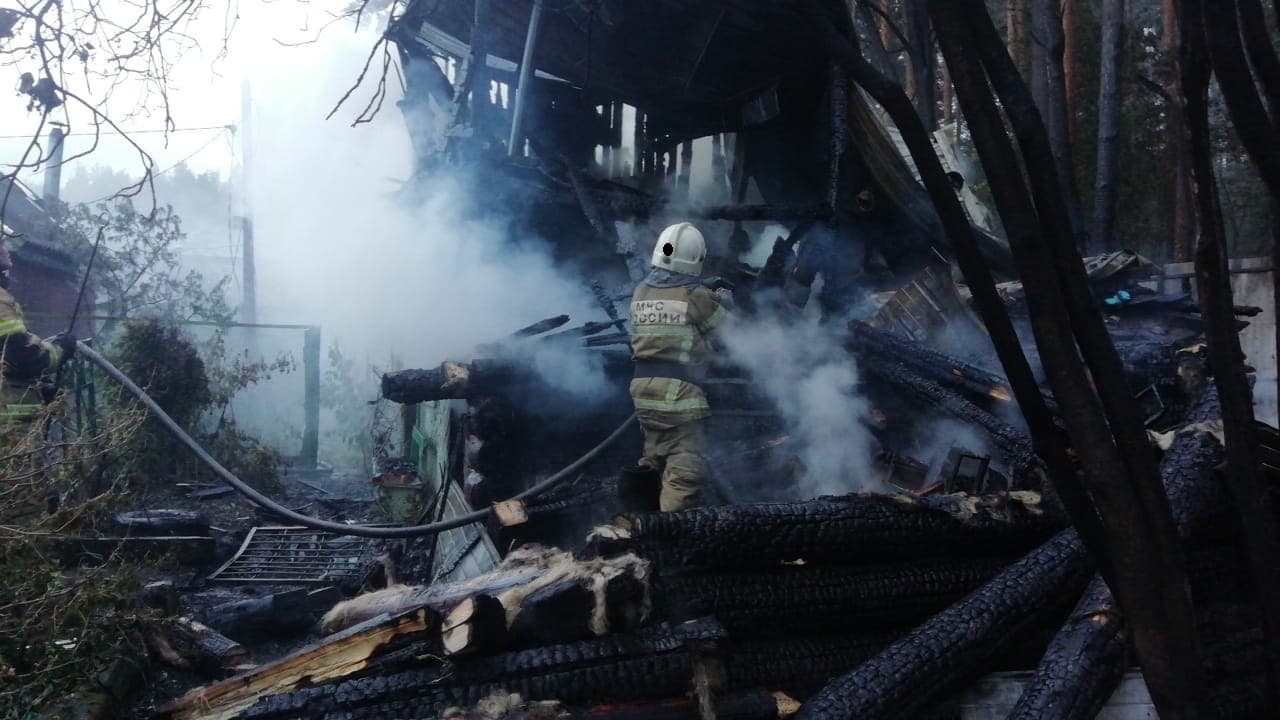 Накануне в поселке под Арамилью сгорел садовый дом