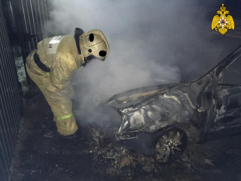 Ночью в Арамиле сгорели автомобиль "Нива" и гараж