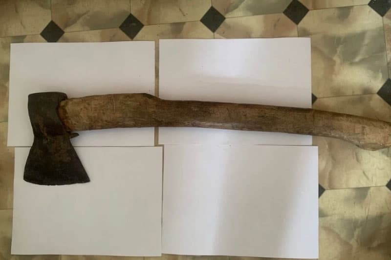 Житель Арамиля пытался убить своего знакомого топором