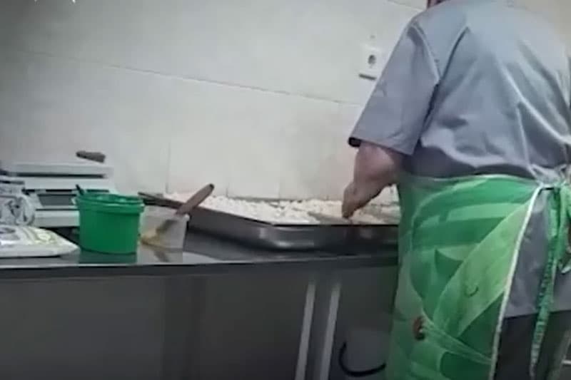 В детском саду Арамиля родители пожаловались на повара, мешавшего макароны руками