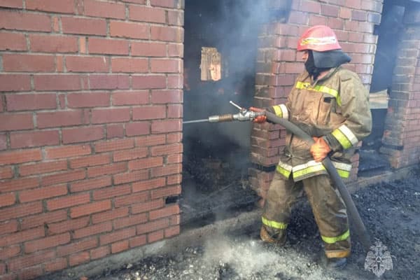 Рано утром в поселке под Сысертью сгорели "десятка", гараж и жилой дом