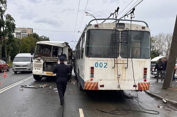 Автобус «Двуреченск – Екатеринбург» попал в ДТП троллейбусом