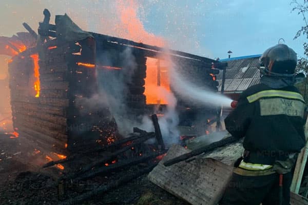 Накануне в Арамиле сгорел частный жилой дом, гараж и иномарка 