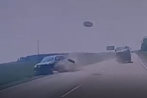 Под Арамилем у грузовика на ходу отвалилось колесо и влетело в кроссовер