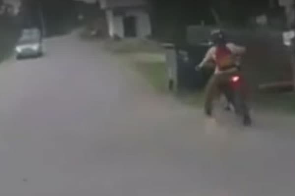 В Арамиле подросток на питбайке снес мусорный контейнер