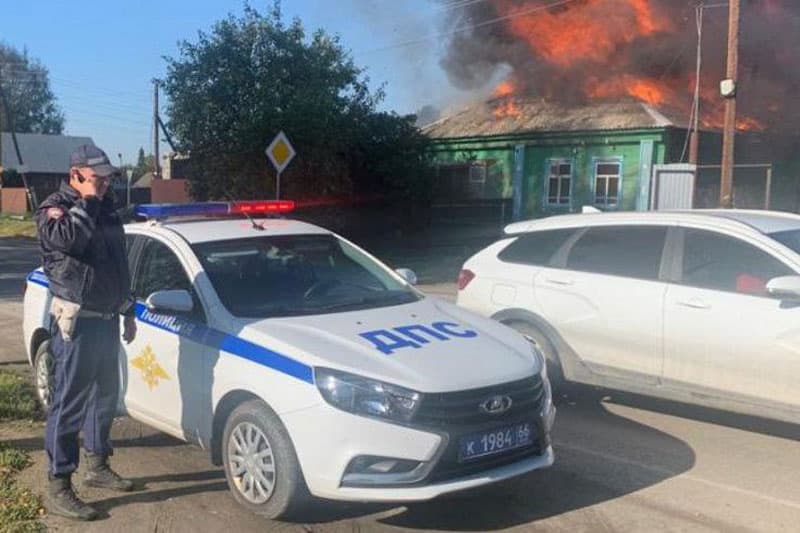 В Свердловской области полицейские помогли покинуть загоревшийся дом женщине с ребёнком и инвалиду