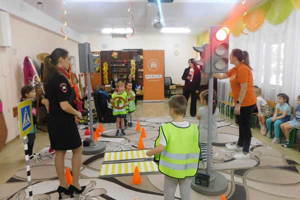 В селе под Сысертью инспекторы ГИБДД провели урок безопасности