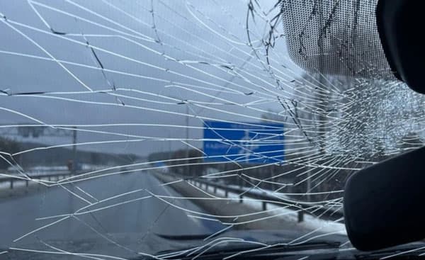 На Челябинском тракте под Сысертью дорожники разнесли восемь машин во время уборки снега