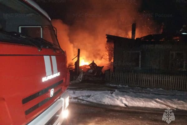 Накануне вечером в поселке под Арамиле сгорел жилой дом на две семьи