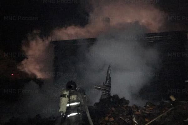 Рано утром в поселке под Сысертью сгорели баня и хозпостройки