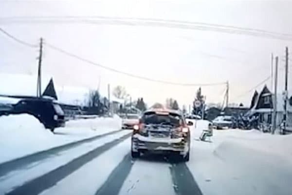 Под Арамилем 59-летний пенсионер решил покатать на снегоходе своего 8-летнего ребенка, прицепив к машине