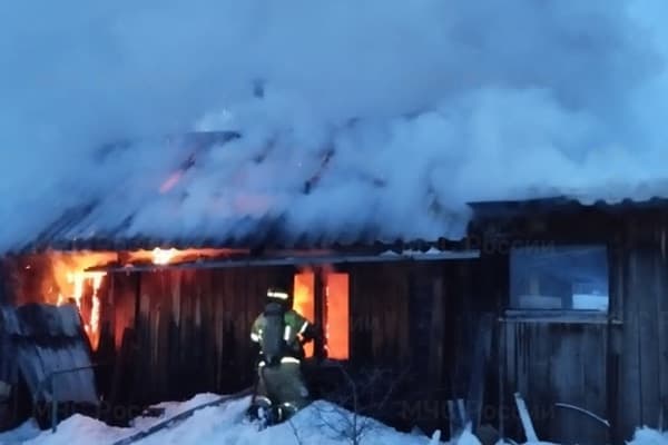 Накануне вечером в деревне под Арамилем сгорела баня