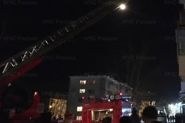 Ночью в Арамиле в пятиэтажке загорелась квартира. 6 человек спасены