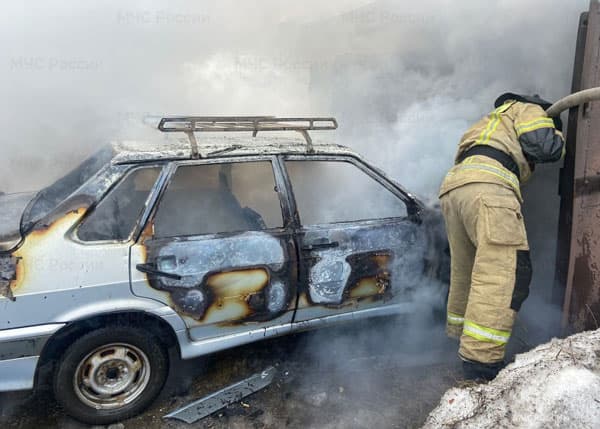 Накануне в Арамиле сгорел дорогой внедорожник
