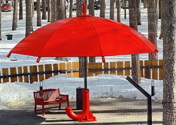 В Верхней Сысерти установили зонт, под которым от дождя может спрятаться 40 человек