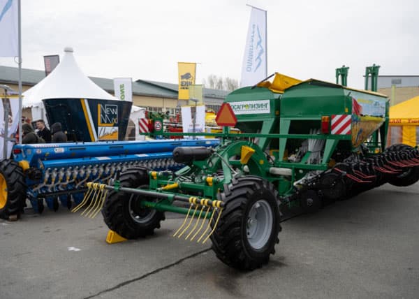 Более 130 единиц спецтехники презентовали на выставке в Большом Истоке