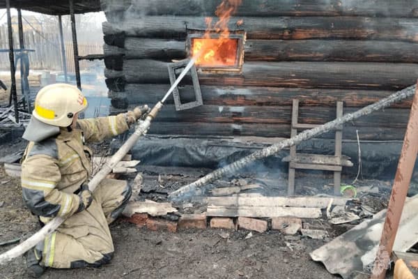 Накануне в поселке под Сысертью сгорели 2 дома, 2 автомобиля и баня