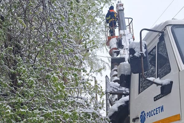 Энергетики частично восстановили электроснабжение Сысерти и Дегтярске