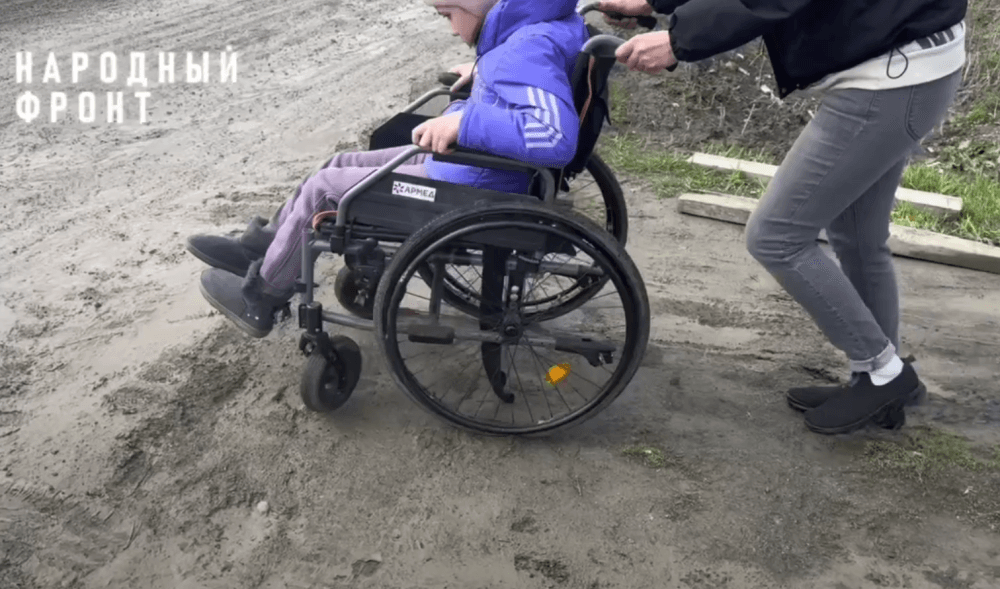 В Свердловской области ребенок-инвалид не может добраться в школу и больницы по разбитой дороге