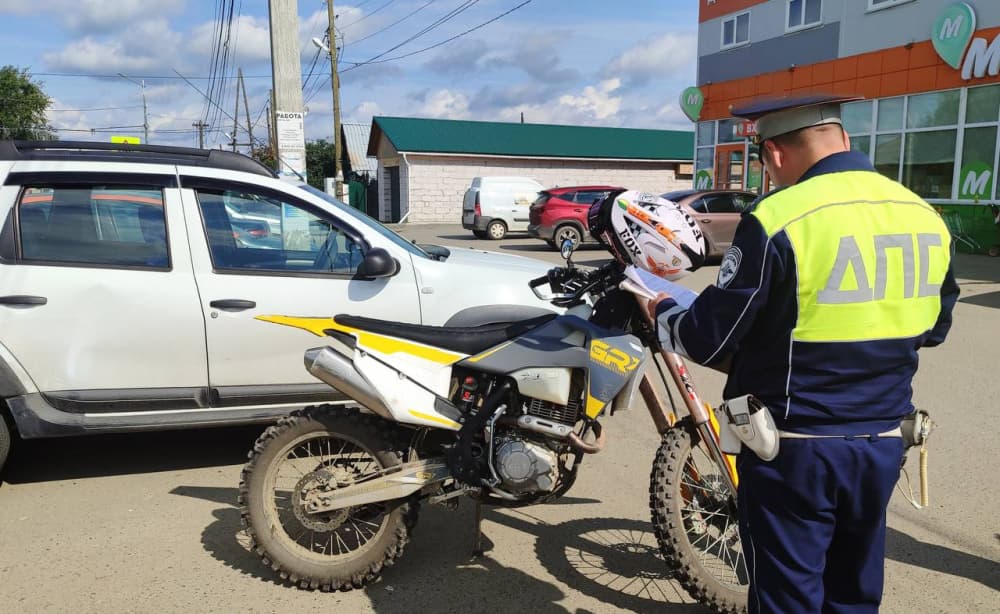 Управлял питбайком без прав и попал в аварию: под Сысертью подросток на мототранспорте столкнулся с «Нивой»