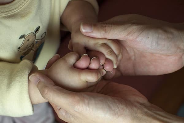 В Сысерти маленький ребенок выпал из окна третьего этажа