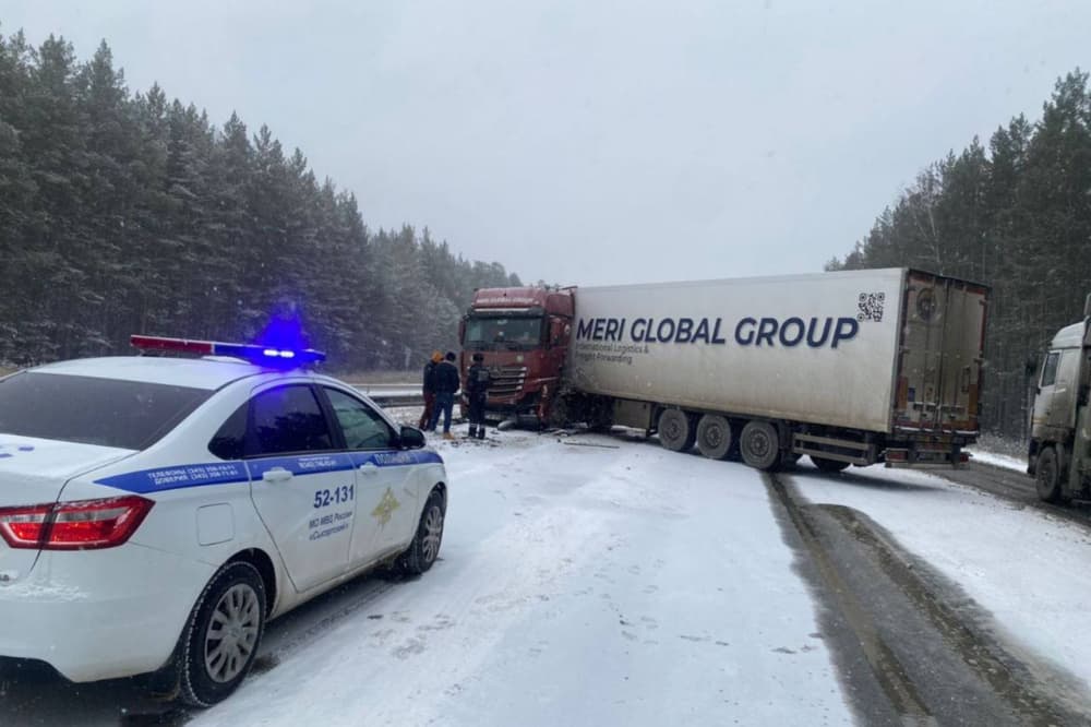 На трассе под Сысертью водитель грузовика въехал в отбойник
