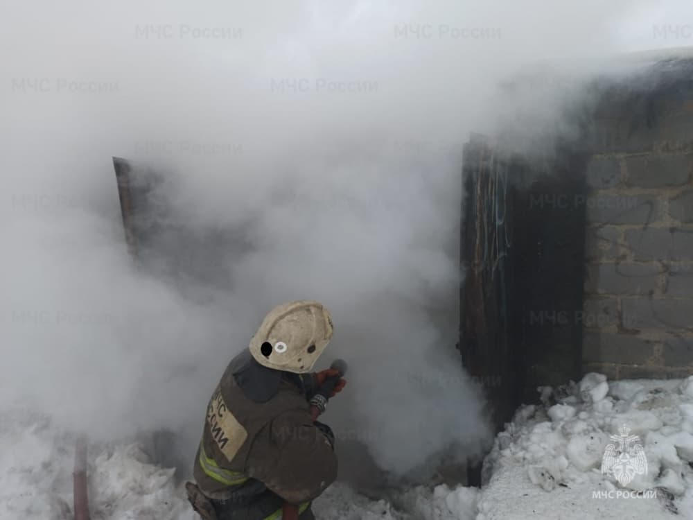 В поселке под Сысертью сгорел автомобиль, стоящий в гараже