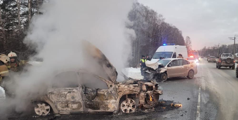 На Арамильском тракте столкнулись два автомобиля: произошло возгорание одной из машин
