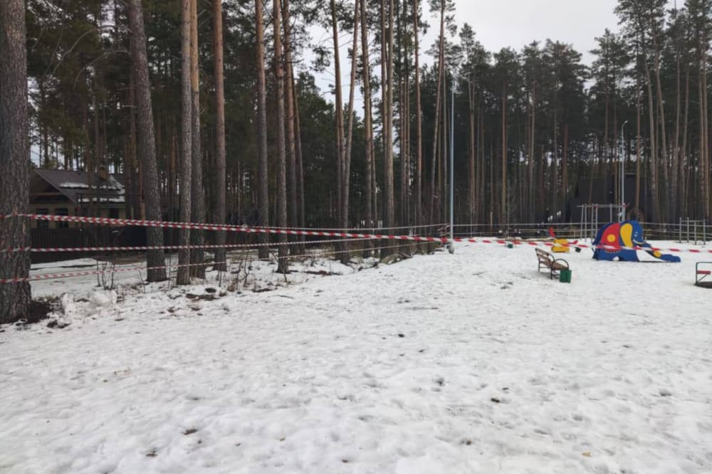 Жители Сысерти пожаловались на опасную детскую площадку